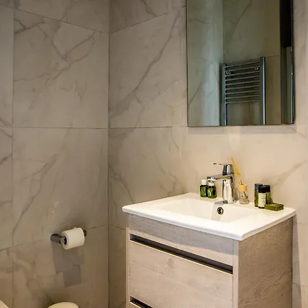 Apartment Luxury 2br Center 360 With Pool, Gym, Sauna *