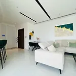 Luxury 2br Center 360 With Pool, Gym, Sauna Appartement