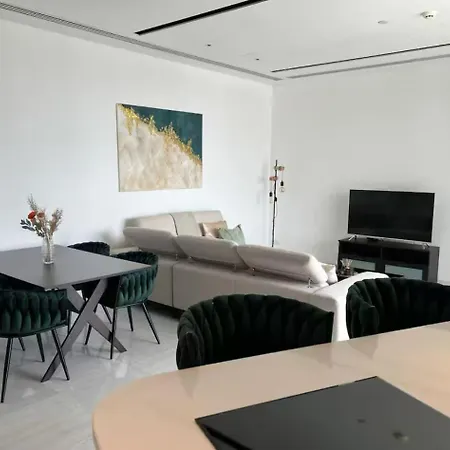 דירה Luxury 2br Center 360 With Pool, Gym, Sauna ניקוסיה